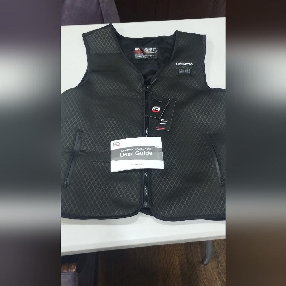 Kemimoto heated vest, men's small, brand new with tags, and battery